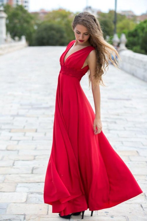 Kvinne i lang, rød kjole