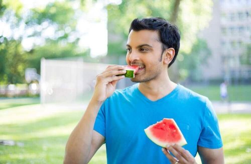 Mann spiser vannmelon