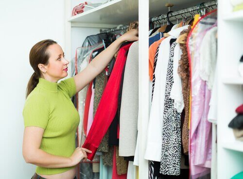 10 tips for å rydde i og organisere klær i garderoben din