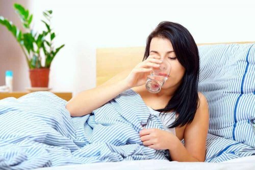Kvinne drikker vann om morgenen