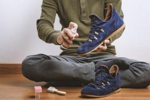 Mann rengjør skoene sine