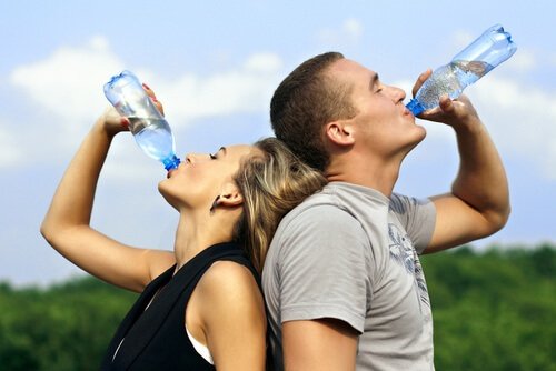 Mann og kvinne drikker vann