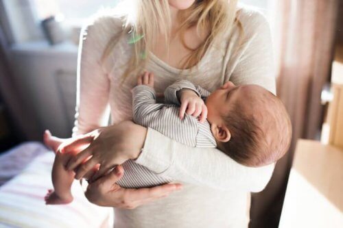 en baby som liker å være i armene til moren