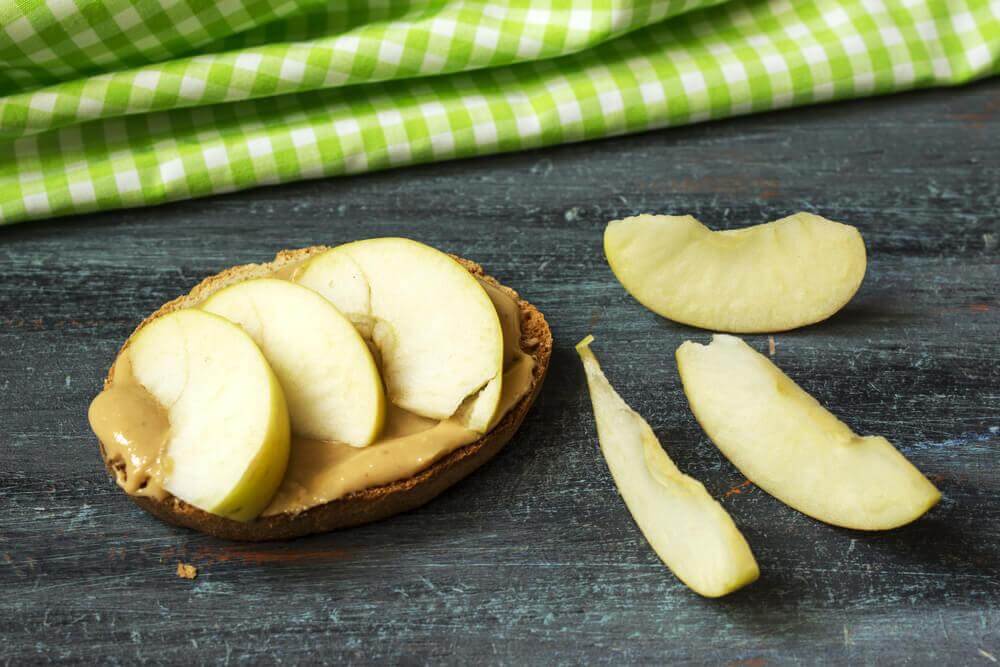 matkombinasjon: eple og peanøttsmør