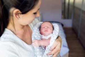 Hvorfor vil babyen alltid være i armene mine?
