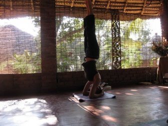 yogastilling med bena opp