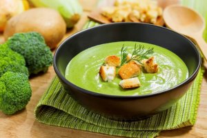 Kremet brokkolisuppe med posjerte egg