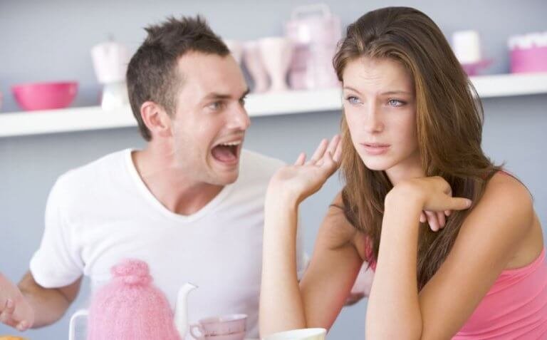 6 typer verbal mishandling du ikke bør godta fra partneren din