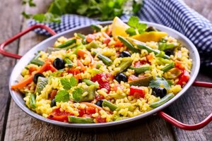 Vegansk paella med få kalorier - slik lager du det!