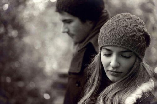 Kvinne ser bort fra mann