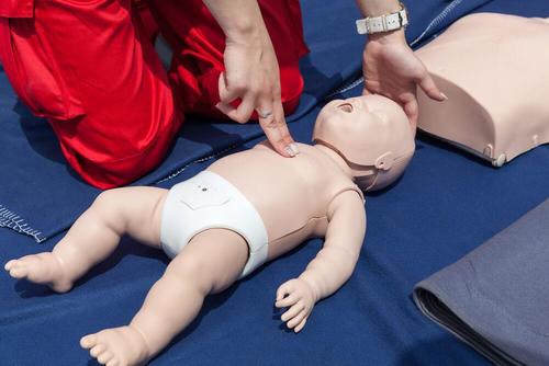 Lær hvordan man kan gjenopplive en baby med HLR