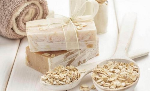 Hvordan lage hjemmelaget havre- og honningsåpe for å gi huden din fuktighet