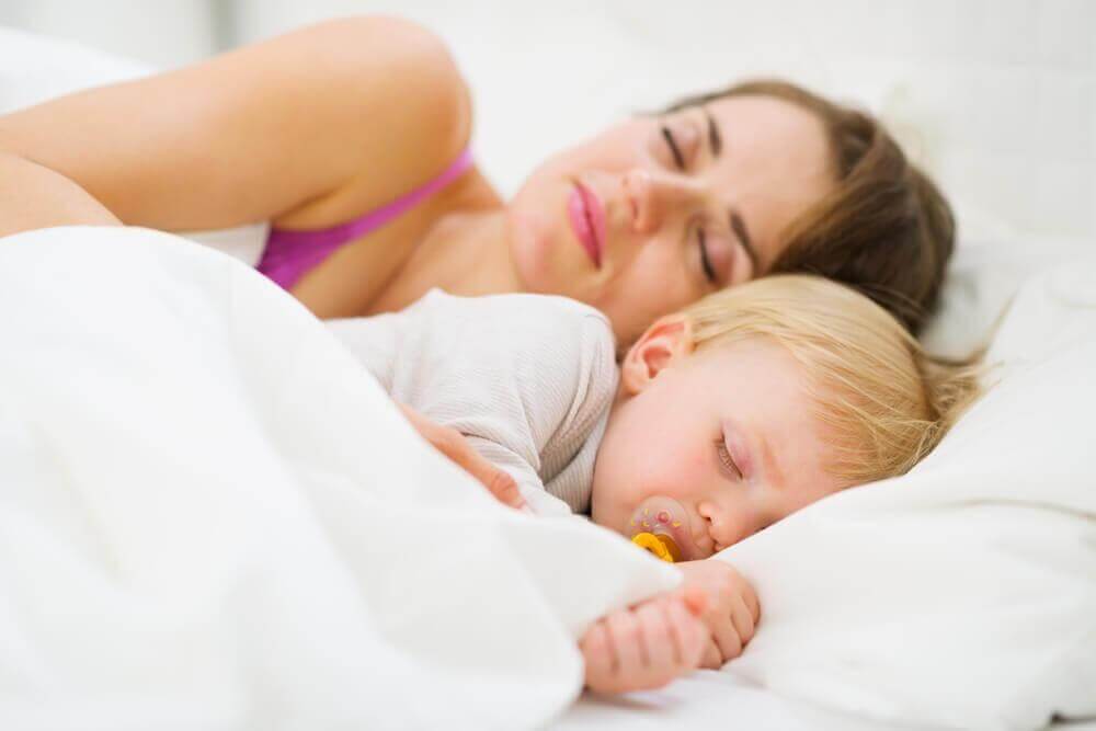 Oppdag hvordan du lærer babyen å sove gjennom natten