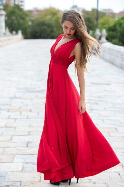 kvinne-lang-rød-kjole