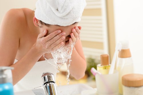 Kvinne vasker ansiktet
