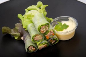 Tre deilige salatwraps med grønnsaker og frukt