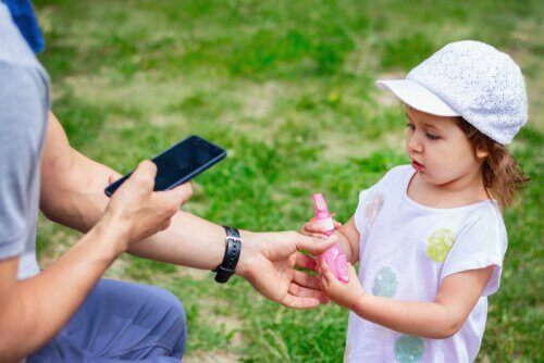 Barn spør voksen om hjelp
