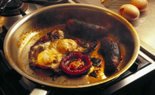 Enkle kjøkkentriks for å rengjøre brente stekepanner