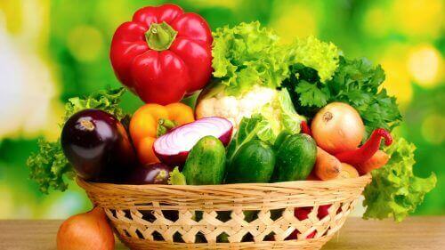 Spis mer friske grønnsaker for å miste magen