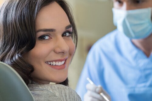 Kvinne hos tannlegen