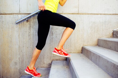 Kvinne løper opp trapp for bedre sirkulasjon