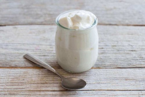 Naturlig yoghurt for å redusere store porer