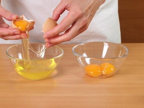 Rå egg i skåler, noe mateksperter ikke vil spise