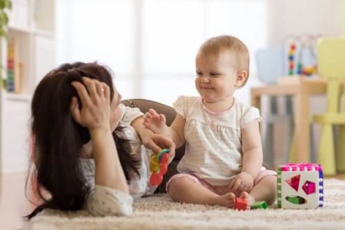 Lær babyen din å sitte oppreist på egen hånd