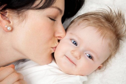 En alenemor kysser babyen sin