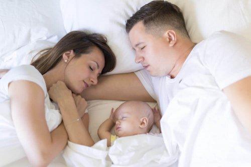 Babyer sover best med sin mor tilstede.