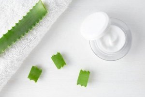 Lær å lage en enkel, foryngende aloe vera-krem