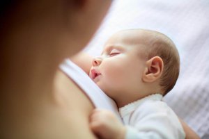 Grunnen til at babyer sover best hos moren sin