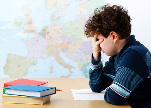 barn på skolen tenker på karakterer