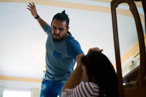 En far som er sint på barnet og bruker fysisk avstraffelse som konsekvens.