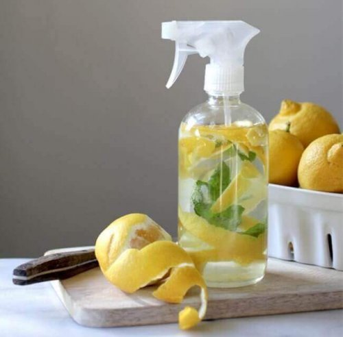 Prøv et naturlig gulvrengjøringsmiddel med sitrusfrukt.