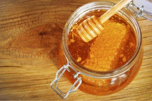 Bruk av behandling med honning for å holde porene mindre.