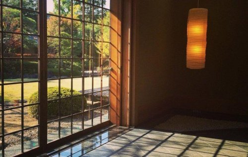 Dører og vinduer i japansk dekorering.