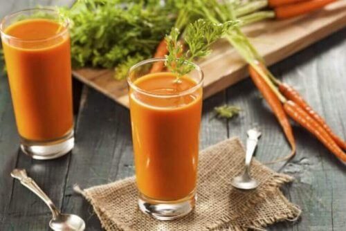 juice med gulrot, persille og sitronsaft