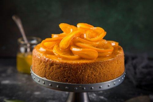 Appelsinformkake med pynt.