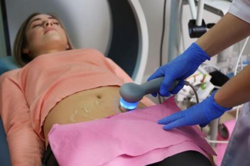 Kvinne får ultralydundersøkelse