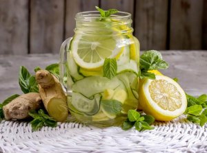 Lag en detox-limonade av ingefær og eple
