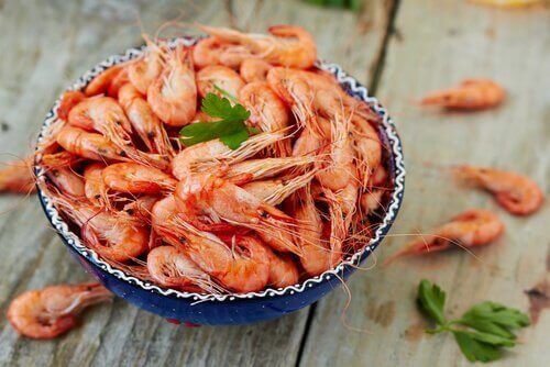 Glutenfri makaroni med reker og pesto.