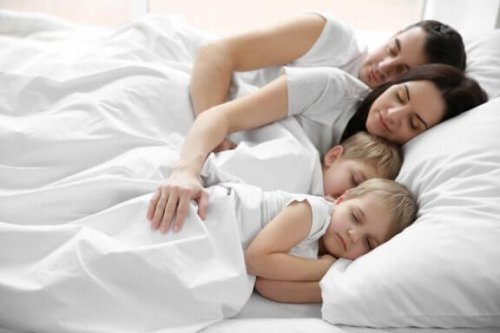 Barn som sover i samme seng som sine foreldre