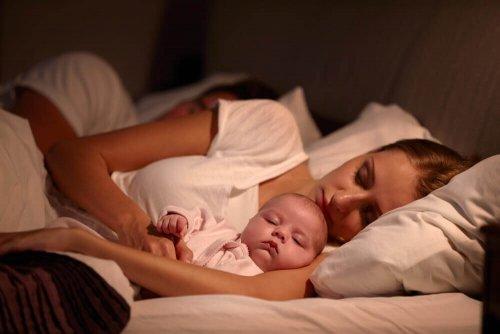 En baby sover best sammen med moren sin