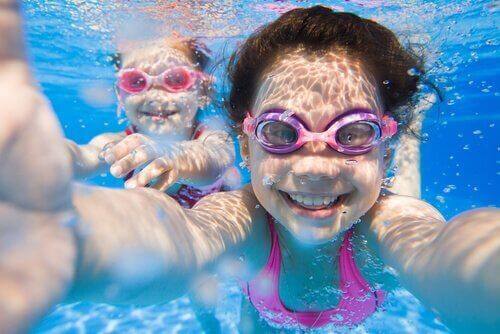 Lær barna å svømme uten frykt.