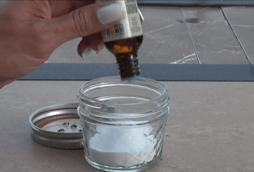 Fem grønne midler for å fjerne fettflekker på kjøkkenet.