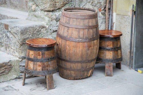Bord og krakker av tønner