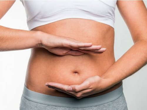 En kvinne fremhever magen sin.