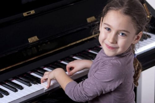 Et begavet barn som spiller piano