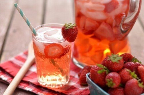 Et forfriskende glass jordbær og sitron drikke.